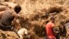 Des mineurs artisanaux cherchent du cobalt et du cuivre dans la mine artisanale de Shabara, près de Kolwezi, le 12 octobre 2022. (Photo by Junior KANNAH / AFP)