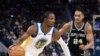 Jonathan Kuminga (00) de Golden State dribble le ballon contre Devin Vassell (24) des San Antonio Spurs, USA, le 20 octobre 2023.