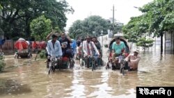 বর্ষণে বিপর্যস্ত ঢাকার জনজীবন, আরো বৃষ্টির পূর্বাভাস