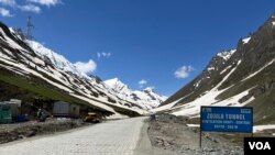工人在佐吉拉山口隧道忙碌。该隧道预计将连接克什米尔山谷和拉达克，使其可以全天候通行。（美国之音比拉勒·侯赛因摄）