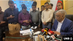 সচিবালয়ে তার দপ্তরে সাংবাদিকদের সঙ্গে আলাপকালে, বাংলাদেশের স্বরাষ্ট্রমন্ত্রী আসাদুজ্জামান খান কামাল। রবিবার, ২৪ সেপ্টেম্বর, ২০২৩। 
