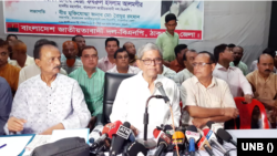 ঠাকুরগাঁও পৌরসভার মির্জা রুহুল আমিন মিলনায়তনে বিএনপির চেয়ারপারসন খালেদা জিয়ার সুস্থতা কামনায় এক দোয়া মাহফিল ও আলোচনা সভায় প্রধান অতিথি হিসেবে বক্তব্য রাখছেন বিএনপি মহাসচিব মির্জা ফখরুল ইসলাম আলমগীর। ১৬ অগাস্ট, ২০২৩। 