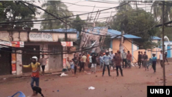 রবিবার (২০ আগস্ট) বিকাল সাড়ে ৫টার দিকে আওয়ামী লীগ ও বিএনপি কর্মী-সমর্থকদের মধ্যে সংঘর্ষ শুরু হয়। 