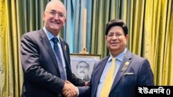 বুধবার (২৩ অগাস্ট) দক্ষিণ আফ্রিকার জোহানেসবার্গে আলজেরিয়ার অর্থমন্ত্রী এবং ব্রিকস আউটরিচ ফোরামে আলজেরিয়ার প্রতিনিধিদলের প্রধান লাআজিজ ফাইদের সঙ্গে সৌজন্য সাক্ষাত করেন বাংলাদেশের পররাষ্ট্রমন্ত্রী ড. আব্দুল মোমেন। 