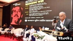  রাজধানী ঢাকার রাজারবাগে বাংলাদেশ পুলিশ অডিটোরিয়ামে জাতির পিতার ৪৮তম শাহাদাতবার্ষিকী ও জাতীয় শোক দিবস উপলক্ষে আয়োজিত আলোচনা সভায় প্রধান অতিথির বক্তব্য রাখছেন স্বরাষ্ট্রমন্ত্রী আসাদুজ্জামান খান