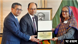 ব্রাউন ইউনিভার্সিটির ওয়ারেন অ্যালপার্ট মেডিকেল স্কুল ‘শেখ হাসিনা ইনিশিয়েটিভ’ হিসেবে জাতিসংঘের সাম্প্রতিক স্বীকৃতির জন্য অভিনন্দন জানিয়ে প্রধানমন্ত্রী শেখ হাসিনাকে একটি সম্মাননা স্মারক প্রদান করে।