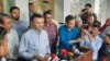 দুদক সচিব মাহবুব হোসেন সাংবাদিকদের সাথে কথা বলছেন। 