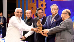 ঢাকার ওসমানী স্মৃতি মিলনায়তনে বঙ্গবন্ধু শেখ মুজিব শিল্প পুরস্কার প্রদান অনুষ্ঠানে বাংলাদেশের রাষ্ট্রপতি মো. সাহাবুদ্দিন।
