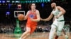 Josh Giddey (3) d'Oklahoma City et Boston Derrick White (9) des Celtics, USA, le 3 avril 2024. 