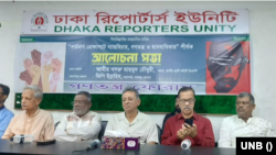 শনিবার (২ সেপ্টেম্বর) ঢাকা রিপোর্টার্স ইউনিটিতে এক অনুষ্ঠানে আমীর খসরু মাহমুদ চৌধুরী। 