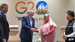 নয়াদিল্লিতে জি-২০ শীর্ষ সম্মেলনে দ্বিপাক্ষিক বৈঠকের আগে, আর্জেন্টিনার প্রেসিডেন্ট আলবার্তো ফার্নান্দেজ বাংলাদেশের প্রধানমন্ত্রী শেখ হাসিনার সাথে করমর্দন করছেন।৯ সেপ্টেম্বর, ২০২৩। 