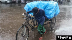 আগামী ২৪ ঘণ্টায় ঢাকাসহ দেশের আট বিভাগে হালকা থেকে মাঝারি ধরনের বৃষ্টি অথবা বজ্রসহ বৃষ্টি হতে পারে বলে জানিয়েছে আবহাওয়া অধিদপ্তর।