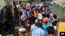বাংলাদেশের কক্সবাজার জেলার একটি রোহিঙ্গা শরণার্থী শিবিরে হেঁটে যাচ্ছে শরণার্থীরা। ৯ মার্চ, ২০২৩। (ফাইল ছবি) 