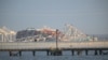 Des images de vidéosurveillance montrent ce qui semble être un porte-conteneurs heurtant un pilier du pont, le faisant tomber avec une grande partie de sa structure métallique.