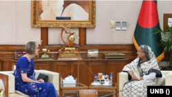 বাংলাদেশের প্রধানমন্ত্রী শেখ হাসিনার সঙ্গে গণভবনে সৌজন্য সাক্ষাৎ করেন বাংলাদেশে নবনিযুক্ত ব্রিটিশ হাইকমিশনার সারাহ কুক। ১৪ আগস্ট, ২০২৩। 