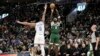  Bobby Portis (9) de Milwaukee tire face a Jaylin Williams du Thunder d'Oklahoma, USA, le 24 mars 2024.