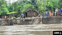 গাইবান্ধায় এখনো জলবন্দী জীবন যান করছেন ৫ উপজেলার অন্তত ৭ হাজার পরিবারের মানুষ। ব্রহ্মপুত্রসহ বিভিন্ন নদ-নদীতে পানি বাড়া-কমার মধ্যেই চলছে ভাঙ্গন। নদী গ্রাস করছে ঘরবাড়ি, ফসলি জমি।