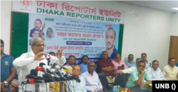 ঢাকা রিপোর্টার্স ইউনিটিতে (ডিআরইউ) এক আলোচনা সভায় বক্তব্য রাখছেন বিএনপি মহাসচিব মির্জা ফখরুল ইসলাম আলমগীর। ১৩ আগস্ট, ২০২৩।