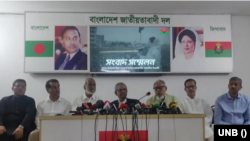 সোমবার (১৮ সেপ্টেম্বর) বিকেলে গুলশানে, বিএনপি চেয়ারপারসনের রাজনৈতিক কার্যালয়ে এক সংবাদ সম্মেলনে বক্তব্য রাখছেন মির্জা ফখরুল ইসলাম আলমগীর।