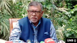 রবিবার (২৭ আগস্ট) বিকেলে রাজধানী ঢাকার একটি হোটেলে ‘ডেঙ্গু মোকাবেলায় করণীয়’ শীর্ষক মতবিনিময় সভায়, বাংলাদেশের স্বাস্থ্য ও পরিবার কল্যাণমন্ত্রী জাহিদ মালেক। 