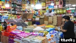 বাংলাদেশে খাদ্য পণ্যের দোকান।