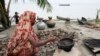 যমুনা নদী ভাঙ্গনের কারণে গৃহহীন এক বাংলাদেশী মহিলা, নদীর তীরে খাবার রান্না করছেন। (ফাইল ছবি) 