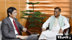 বাংলাদেশে নিযুক্ত জাপানের রাষ্ট্রদূত ইওয়ামা কিমিনোরির সঙ্গে বাংলাদেশের তথ্য ও সম্প্রচার মন্ত্রী ড. হাছান মাহমুদ।