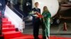 নয়াদিল্লি থেকে ঢাকা পৌঁছালে হজরত শাহজালাল আন্তর্জাতিক বিমানবন্দরে ম্যাক্রোঁকে স্বাগত জানান বাংলাদেশের প্রধানমন্ত্রী শেখ হাসিনা। 