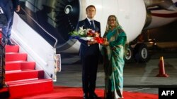 নয়াদিল্লি থেকে ঢাকা পৌঁছালে হজরত শাহজালাল আন্তর্জাতিক বিমানবন্দরে ম্যাক্রোঁকে স্বাগত জানান বাংলাদেশের প্রধানমন্ত্রী শেখ হাসিনা। 