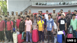 ভালো কাজের সন্ধানে, অবৈধ পথে দালালদের মাধ্যমে সাড়ে ৩ বছর আগে ভারতের তামিলনাড়ু গিয়েছিলেন এই বাংলাদেশিরা। সেখানে বিভিন্ন দোকান ও হোটেলে কাজ করার সময় পুলিশ তাদের গ্রেপ্তার করে। পরে আদালত তাদের ৩ বছরের কারাদণ্ড দিয়ে জেলে পাঠায়।