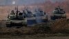 ဂျပန်မြေပြင်ကာကွယ်ရေးတပ်ဖွဲ့ (JGDDF) ရဲ့ Type 90 အမျိုးအစား တင့်ကားများကို စစ်ရေးလေ့ကျင့်မှုတခုအတွင်း တွေ့ရစဉ် (ဒီဇင်ဘာ ၇၊ ၂၀၂၁)