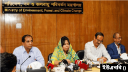 সচিবালয়ে মন্ত্রণালয়ের সভাকক্ষে পরিবেশ, বন ও জলবায়ু পরিবর্তন মন্ত্রণালয়ের সচিব ফারহিনা আহমেদ। ১২ অক্টোবর, ২০২৩।