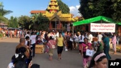 လားရှိုးမြို့ ဘုန်းကြီးကျောင်းတကျောင်းမှာ ခိုလှုံနေရတဲ့ ရှမ်းမြောက်တိုက်ပွဲများကြောင့် နေရပ်စွန့်ခွာထွက်ပြေးကြရသူများ (နိုဝင်ဘာ ၁၅၊ ၂၀၂၃)