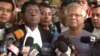 সাংবাদিকদের সামনে ড. ইউনূস
