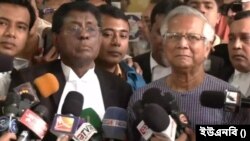 সাংবাদিকদের সামনে ড. ইউনূস