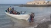 Cette photo diffusée par la Croix-Rouge espagnole (Cruz Roja) le 13 juillet 2023 montre un bateau arrivant à la plage de Las Galletas dans la municipalité d'Arona, sur l'île de Tenerife aux Canaries. (Photo by Handout / SPANISH RED CROSS / AFP)