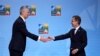 NATO အတွင်းရေးမှူးချုပ် Jens Stoltenberg (ဝဲ) နဲ့ ဆွီဒင် ဝန်ကြီးချုပ် Ulf Kristersson တို့ လစ်သူရေးနီးယားနိုင်ငံ၊ နေတိုးညီလာခံမှာ တွေ့ဆုံကြစဥ်။ (ဇူလိုင် ၁၁၊ ၂၀၂၃) 