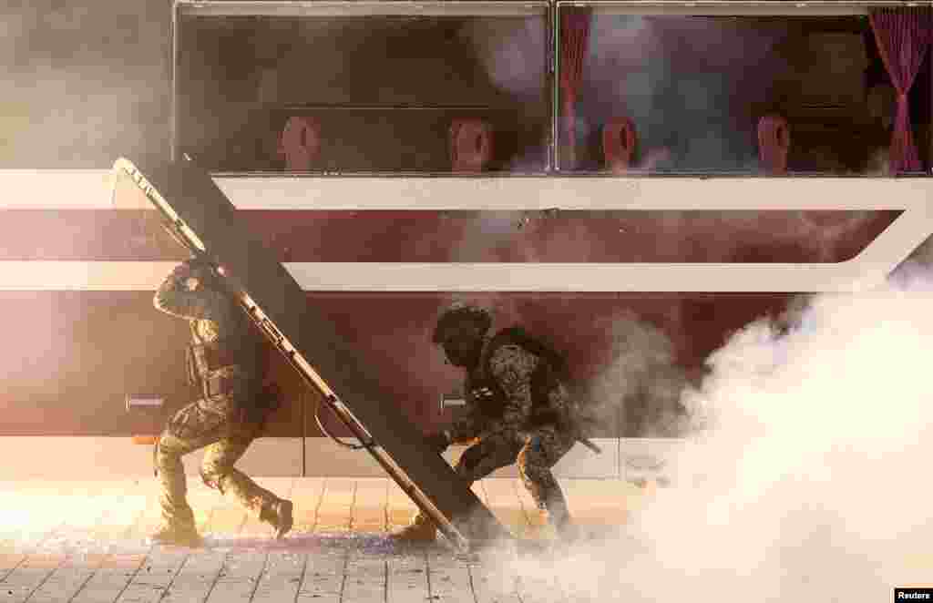 South Korea&#39;s soldiers take part in an anti-terror drill to prepare against chemical and drone attacks, at Korea International Exhibition Center in Goyang.
