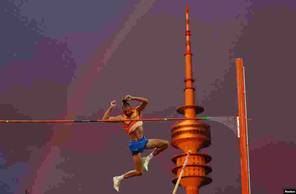 Netherlands&#39; Rutger Koppelaar competes during the men&#39;s pole vault final event at the 2022 European Champions in Munich, Germany, Aug. 20, 2022.