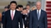 资料照片：2015年9月24日时任副总统拜登与到访的中国国家主席习近平在安德鲁斯基地 