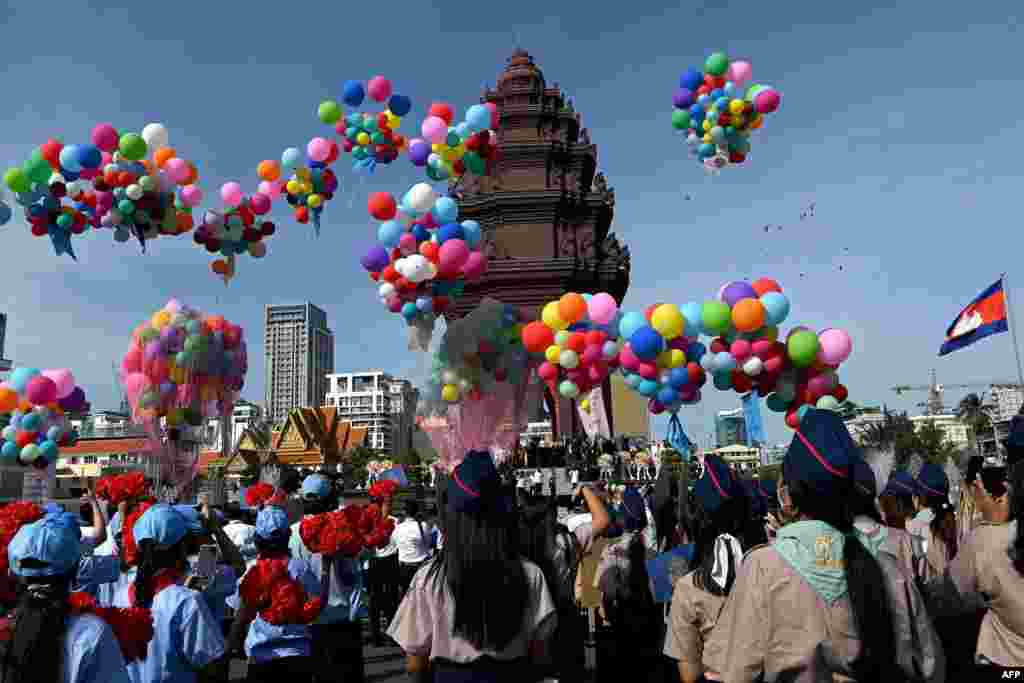 Balloons are released at the Independence Monument during a ceremony marking Cambodia&#39;s 69th Independence Day celebrations in Phnom Penh.