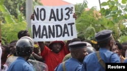 Waandamanaji wakipinga uamuzi wa chama tawala cha CNDD-FDD kumruhusu rais wa nchi hiyo Pierre Nkurunziza kugombea kwa muhula wa tatu huko Bujumbura, Mei 4, 2015. Picha na REUTERS/Jean Pierre Aime Harerimana.