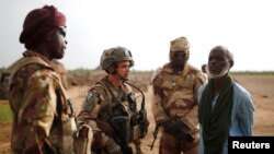 Les forces armées maliennes (FAMa) et les soldats français du Groupement tactique désert (GTD) "Belleface" effectuent une opération de contrôle de zone dans la région de Gourma pendant l'opération Barkhane à Ndaki, au Mali, le 29 juillet 2019.