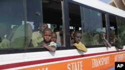 Kundi la wavulana wa shule wakisindikizwa na wanajeshi na maafisa wa Nigeria kufuatia kuachiliwa kwao baada ya kutekwa nyara wiki iliyopita, Ijumaa Desemba 18, 2020.