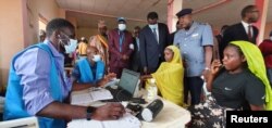 Wakimbizi kutoka Jamhuri ya Afrika ya Kati wakipata vitambulisho vyao vya kidijitali katika kambi ya wakimbizi ya Gado-Badzere, Cameroon. June 26, 2022.