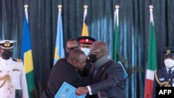 Rais Félix Tshisekedi (D) akipongezwa na Rais Uhuru Kenyatta baada ya nchi yake kusaini kujiunga na Jumuiya ya Afrika Mashariki (EAC), Nairobi, Kenya, Aprili 8 2022.