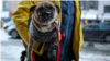 Un hombre carga en brazos a su perro en Manhattan, Nueva York, EE.UU.