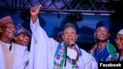 Mwenyekiti mpya wa chama cha APC, nchini Nigeria Seneta Abdullahi Adamu akizunguma na wafuasi wake baada ya kuteuliwa Jumaomosi usiku.