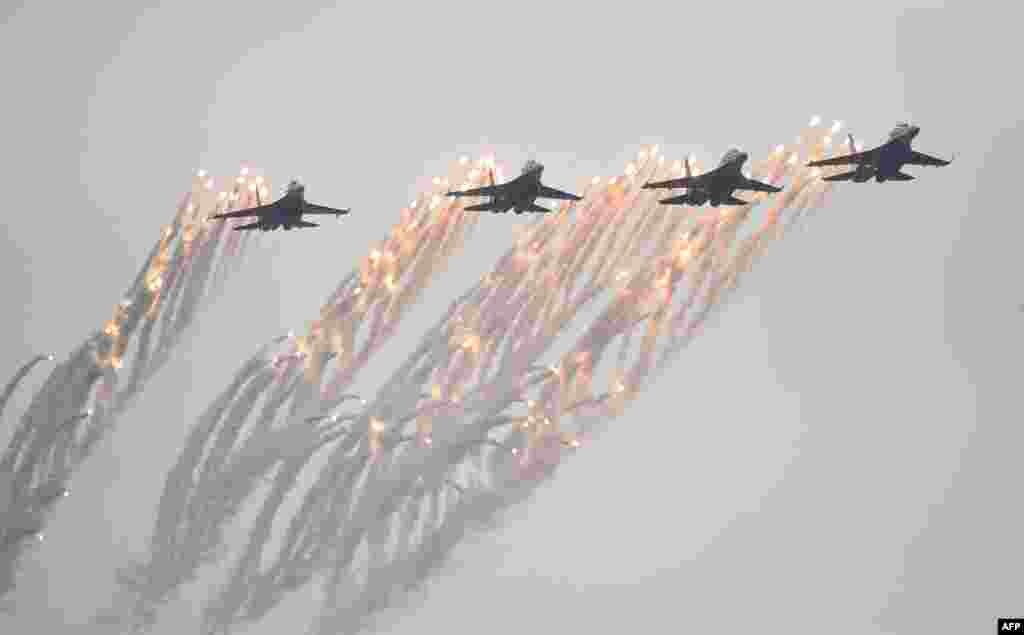 Su-30MK2 fighter jets of Vietnam People&#39;s Army Air Force fly during the Vietnam 2022 International Defense Expo in Hanoi.