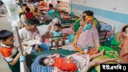 ফাইল ছবি- হাসপাতালে চিকিৎসা নিচ্ছেন ডেঙ্গু রোগে আক্রান্ত রোগীরা।
